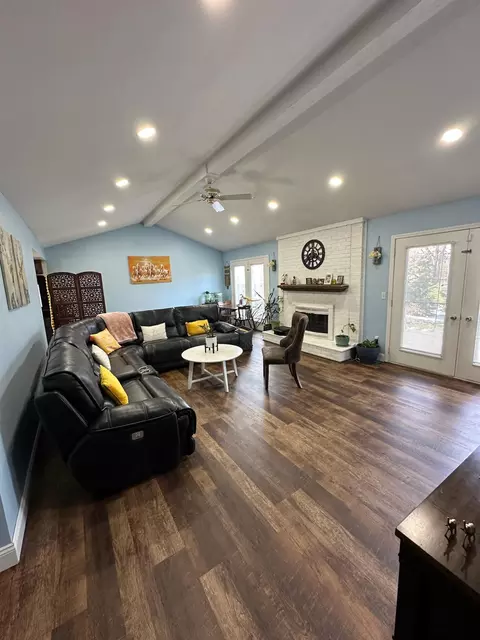 Living - 5017 Saffron Dr, Troy, MI 48085 photo 3 of 5