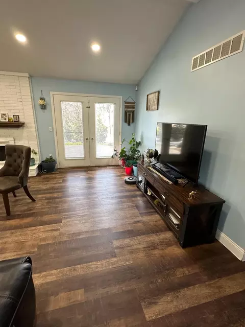 Living - 5017 Saffron Dr, Troy, MI 48085 photo 5 of 5