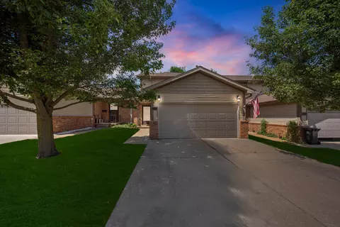 908 Moore Dr, Chelsea, MI 48118