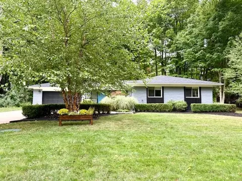 46250 Bloomcrest Dr, Northville, MI 48167