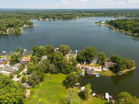 10469 Hickory Dr, Hamburg, MI 48169