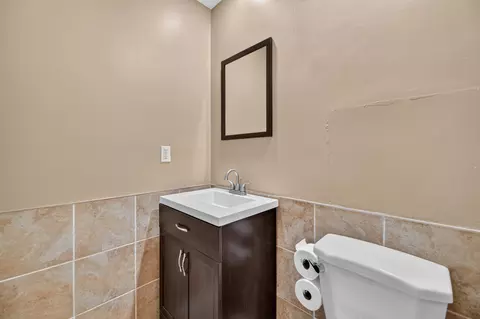Bath - 3309 Sunset Dr, Flint, MI 48503 photo 3 of 6