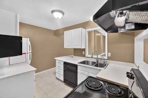 Kitchen - 3309 Sunset Dr, Flint, MI 48503 photo 3 of 5