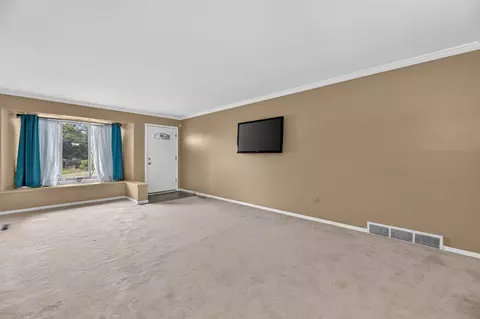 Living - 3309 Sunset Dr, Flint, MI 48503 photo 2 of 5