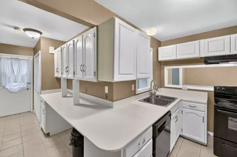 Kitchen - 3309 Sunset Dr, Flint, MI 48503 photo 4 of 5