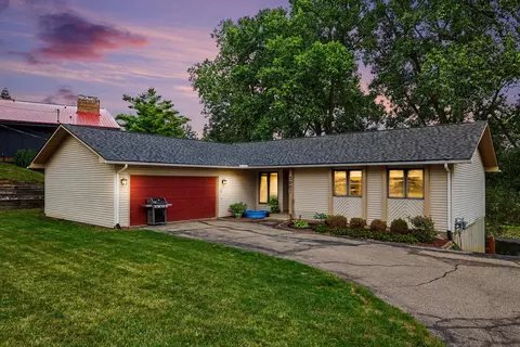 3007 Moraine Dr, Brighton, MI 48114