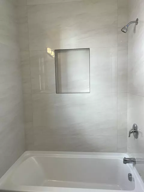 Bath - 558 Falcon Dr, Dundee, MI 48131 photo 2 of 5