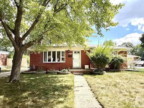 9062 Woodring St, Livonia, MI 48150