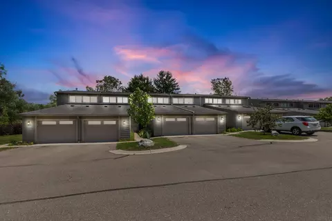 690 Peninsula Ct, Ann Arbor, MI 48105