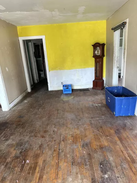 Living - 4326 Circle Dr, Flint, MI 48507 photo 1 of 1