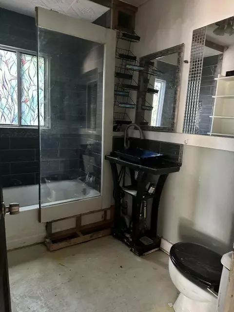 Bath - 4326 Circle Dr, Flint, MI 48507 photo 1 of 1