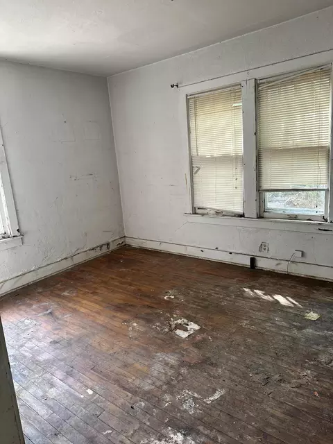 Bedroom - 4326 Circle Dr, Flint, MI 48507 photo 2 of 5