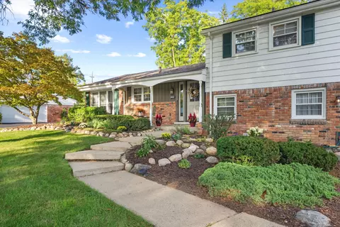 26182 Kiltartan St, Farmington, MI 48334
