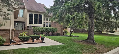 37676 N Laurel Park Drive Unit Dr #70, Livonia, MI 48152