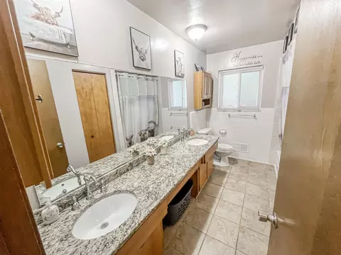 Bath - 17828 Devonshire St, Riverview, MI 48193 photo 1 of 5