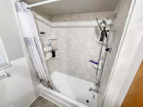 Bath - 17828 Devonshire St, Riverview, MI 48193 photo 2 of 5