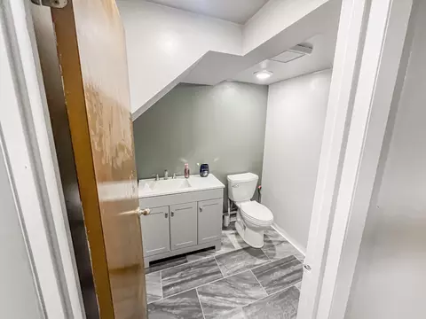 Bath - 17828 Devonshire St, Riverview, MI 48193 photo 5 of 5