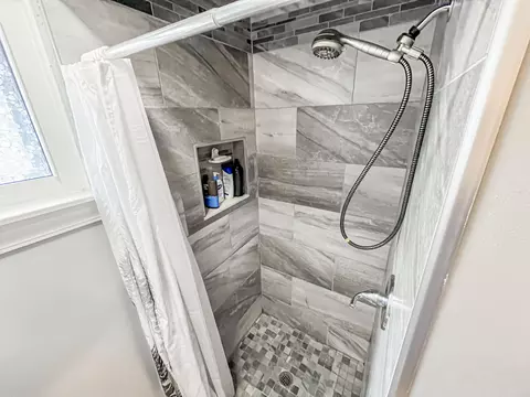 Bath - 17828 Devonshire St, Riverview, MI 48193 photo 4 of 5