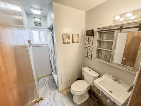 Bath - 17828 Devonshire St, Riverview, MI 48193 photo 3 of 5