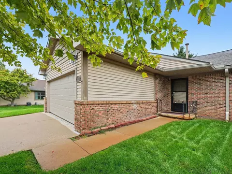 905 Moore Dr, Chelsea, MI 48118
