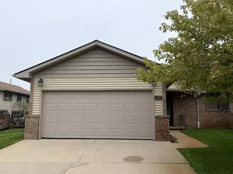 905 Moore Dr, Chelsea, MI 48118