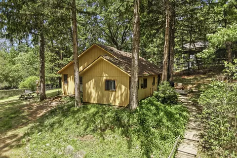 4501 Cornwell Ln, Whitmore Lake, MI 48189