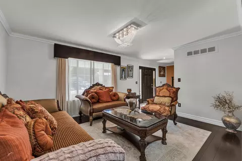 Living - 5555 Patterson Dr, Troy, MI 48085 photo 4 of 7