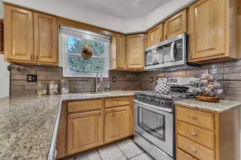 Kitchen - 5555 Patterson Dr, Troy, MI 48085 photo 3 of 8