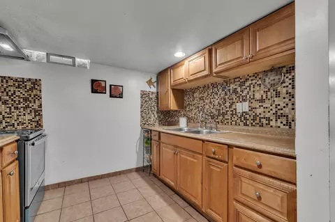 Kitchen - 5555 Patterson Dr, Troy, MI 48085 photo 7 of 8