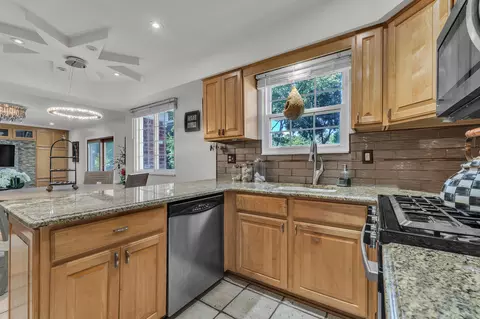 Kitchen - 5555 Patterson Dr, Troy, MI 48085 photo 2 of 8