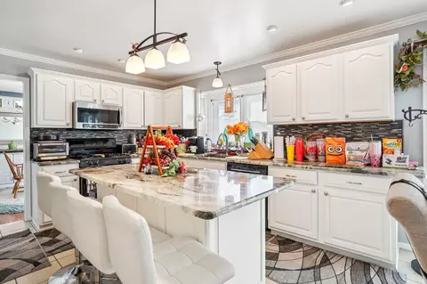 Kitchen - 46793 Springwood Dr, Macomb, MI 48044 photo 1 of 5