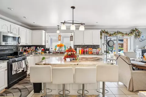 Kitchen - 46793 Springwood Dr, Macomb, MI 48044 photo 4 of 5