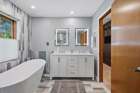 Bath - 4539 Golf View Dr, Genoa, MI 48116 photo 4 of 8