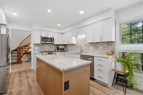 Kitchen - 4539 Golf View Dr, Genoa, MI 48116 photo 4 of 5