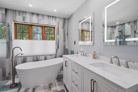 Bath - 4539 Golf View Dr, Genoa, MI 48116 photo 3 of 8