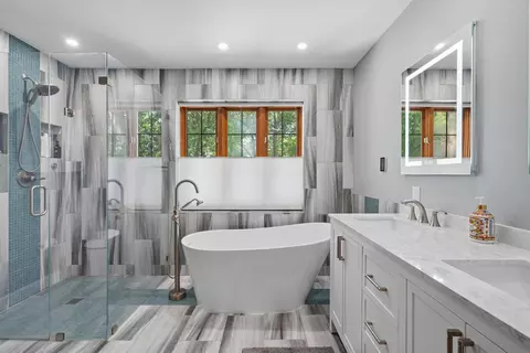 Bath - 4539 Golf View Dr, Genoa, MI 48116 photo 2 of 8