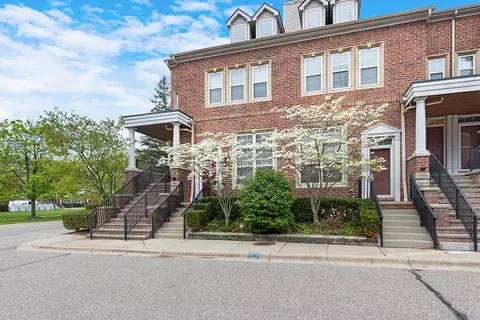 16992 Farmington Road Unit Rd #104, Livonia, MI 48154