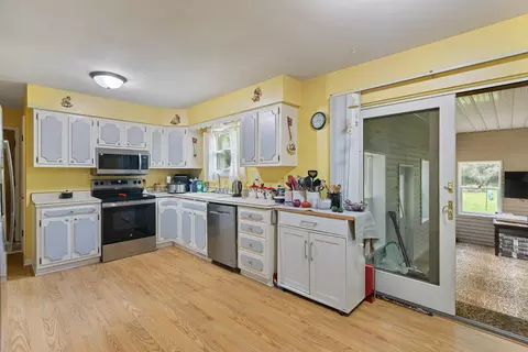 Kitchen - 6530 S Jackson Rd, Summit, MI 49201 photo 2 of 7