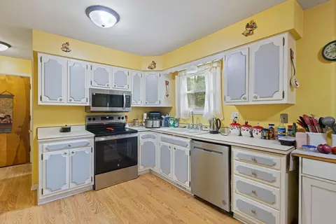 Kitchen - 6530 S Jackson Rd, Summit, MI 49201 photo 3 of 7