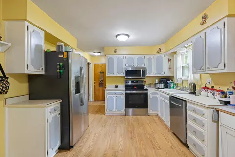 Kitchen - 6530 S Jackson Rd, Summit, MI 49201 photo 4 of 7