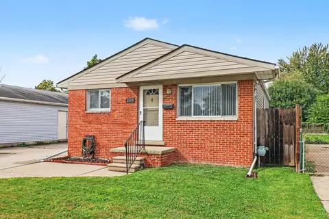 25151 Pearl St, Roseville, MI 48066
