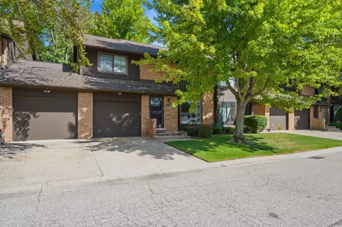 37244 Clubhouse Dr, Sterling Heights, MI 48312