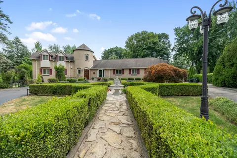 2955 Mohawk Cir, Rochester Hills, MI 48306