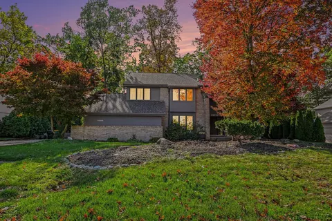 30449 Huntsman Dr W, Farmington Hills, MI 48331