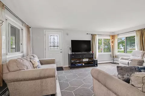 Living - 1410 Rowena Ln, Jackson, MI 49202 photo 3 of 3