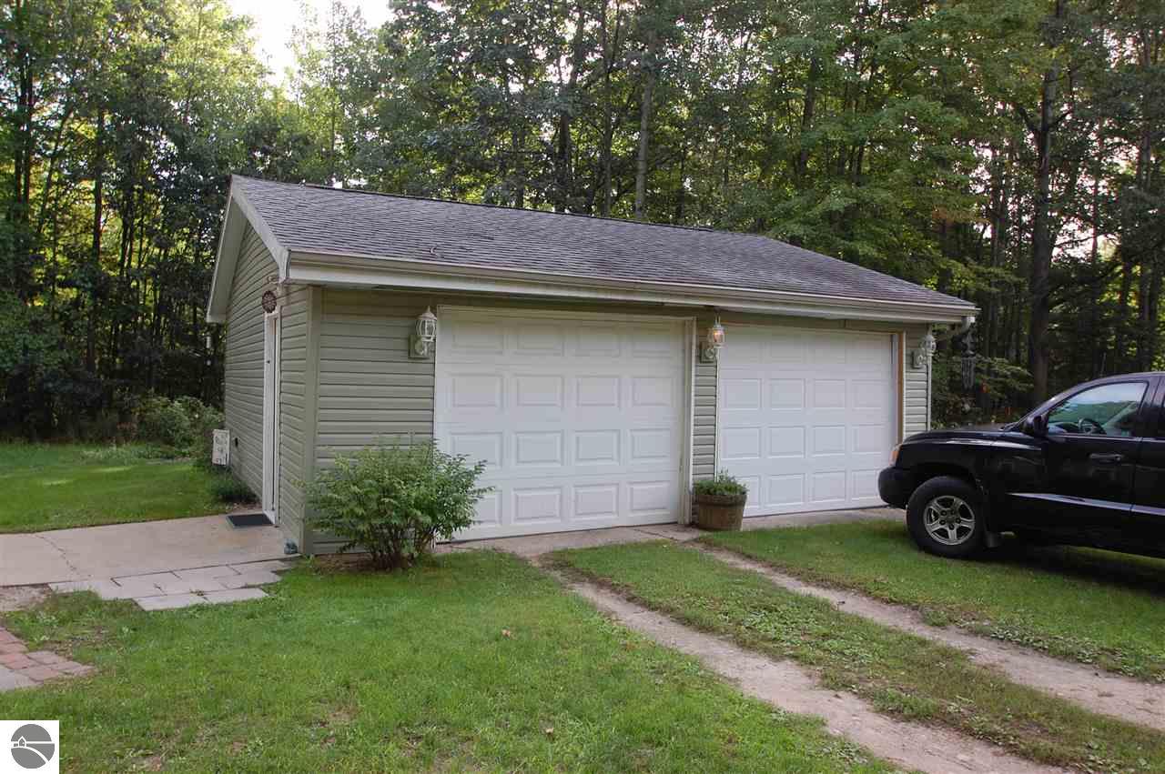 5882 Alice Dr, Gladwin, MI 48624 photo 2