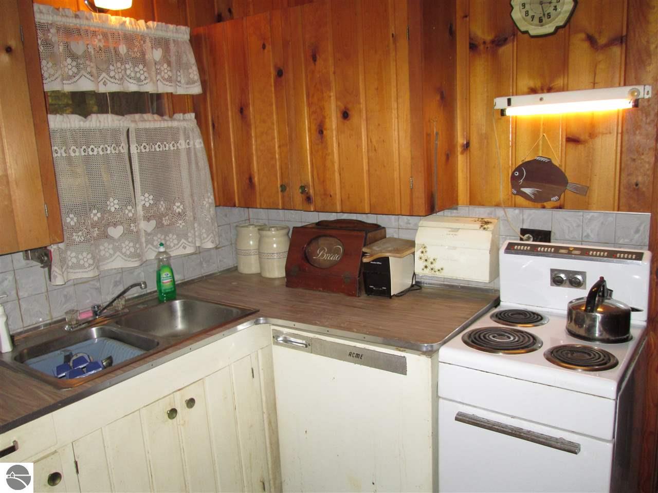 527 Everett Trl, Hale, MI 48739 photo 3