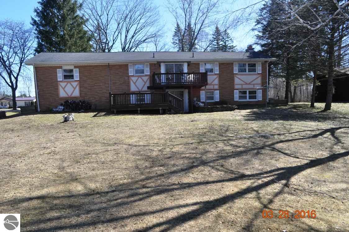 673 Point Dr, Clare, MI 48617 photo 9