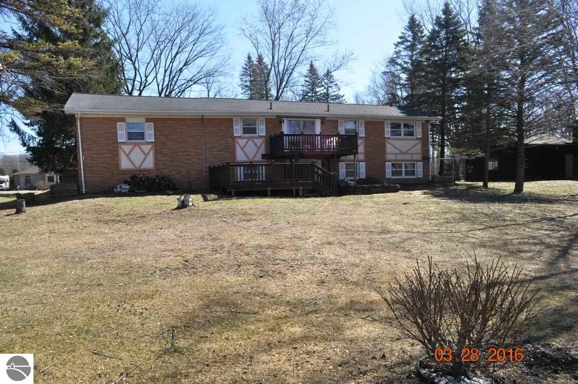 673 Point Dr, Clare, MI 48617 photo 3