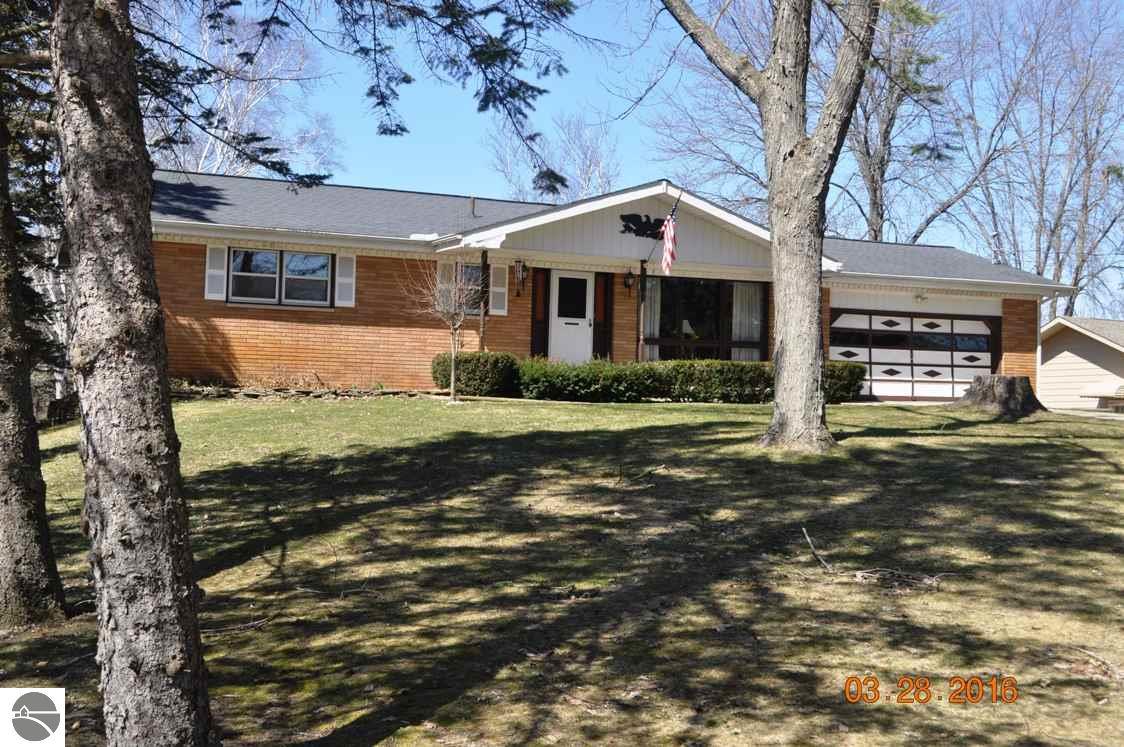 673 Point Dr, Clare, MI 48617 photo 2